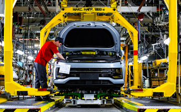 Выпуск автомобилей в России снизился почти на 13%