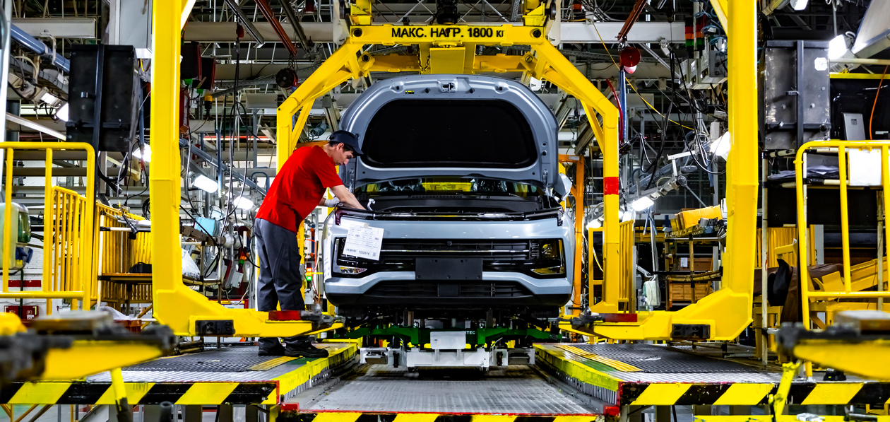 Выпуск автомобилей в России снизился почти на 13%