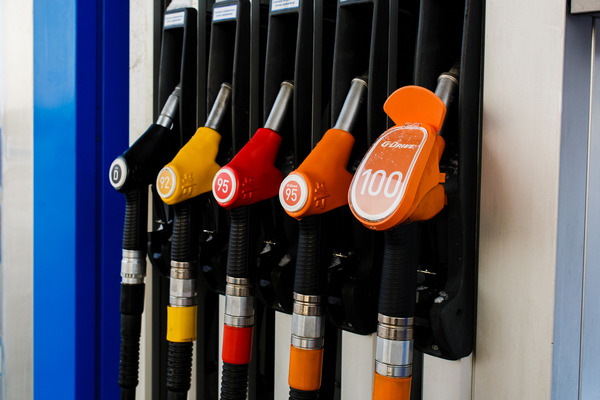 В Петербурге запретили продавать бензин несовершеннолетним