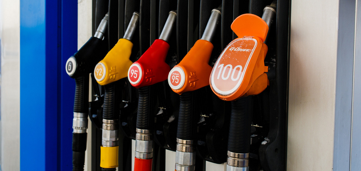 В Петербурге запретили продавать бензин несовершеннолетним