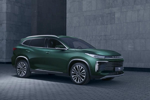 Продажи премиальных автомобилей в РФ выросли на треть