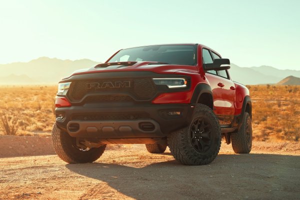 Электромобилей не надо: двигатель V8 вернул в США интерес к Dodge и Jeep