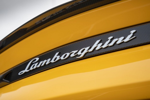 Lamborghini впервые за пять месяцев стал лидером рынка люксовых авто в РФ