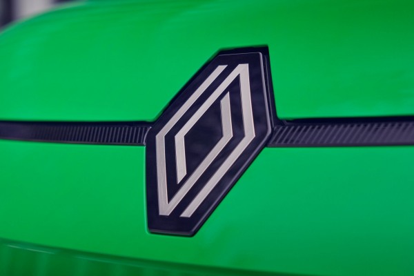 Renault вложит €10 млрд в электромобили во Франции