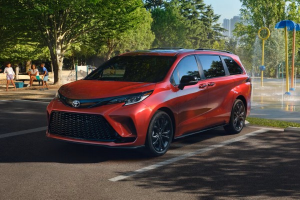 Спинки сидений подвели Toyota Sienna