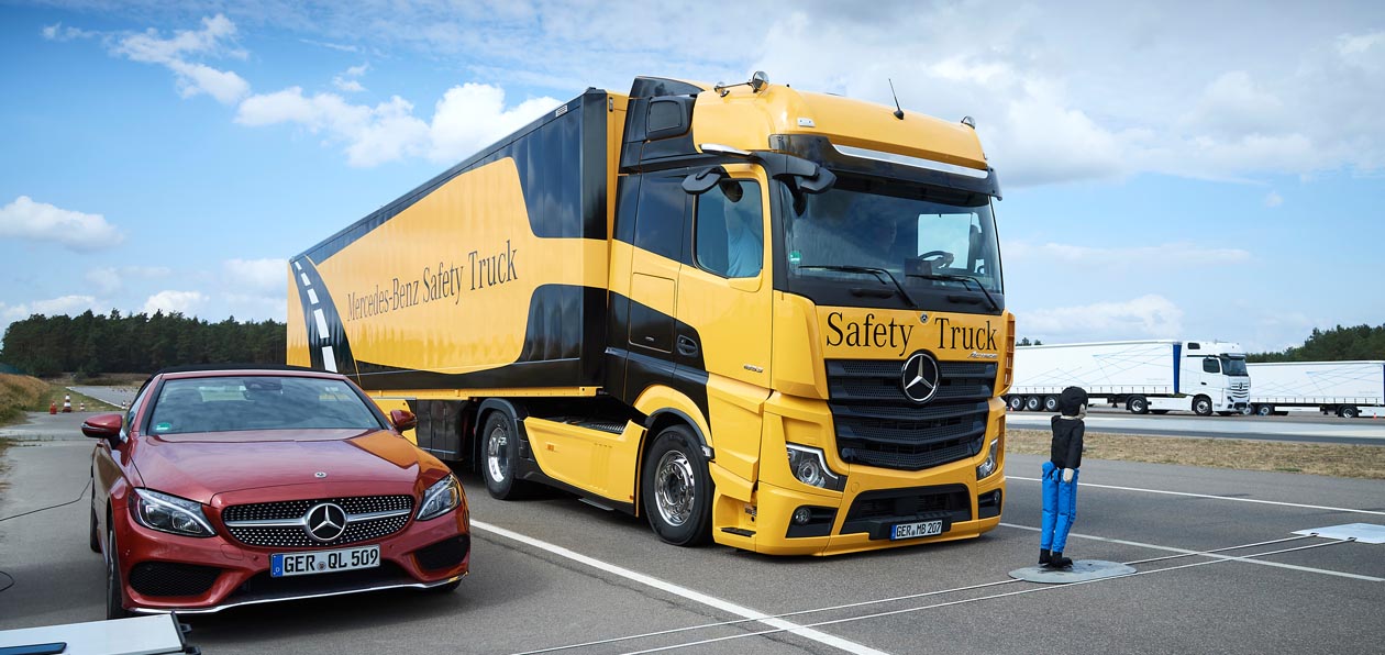 Mercedes-Benz за повышение безопасности грузовиков