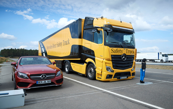 Mercedes-Benz за повышение безопасности грузовиков