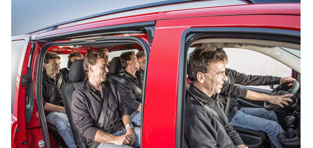 Mercedes-Benz продает машины с Чемпионата Мира