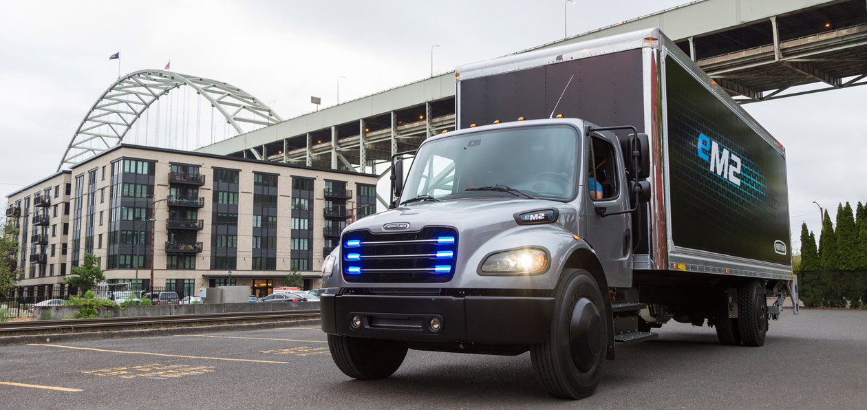 Freightliner передал лизинговой компании первый электрический грузовик