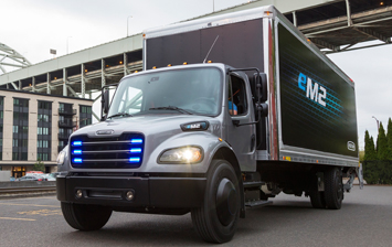 Freightliner передал лизинговой компании первый электрический грузовик