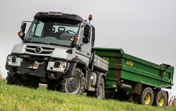 Mercedes-Benz Unimog оставляет позади даже тракторы