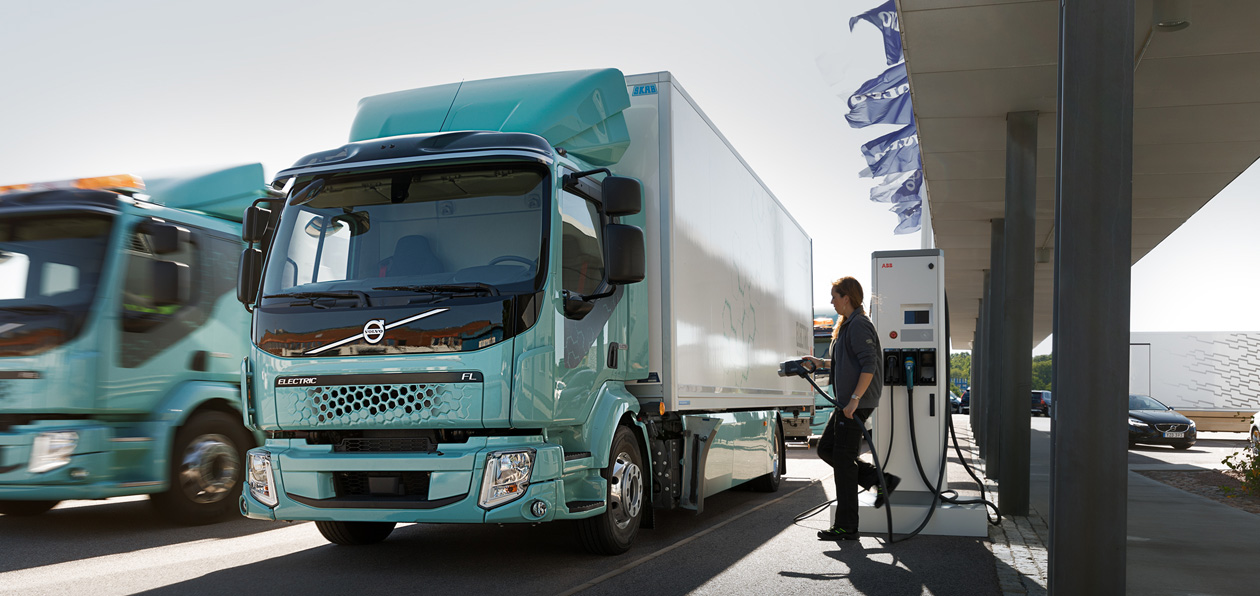 Первые электрогрузовики Volvo пришли к шведским клиентам