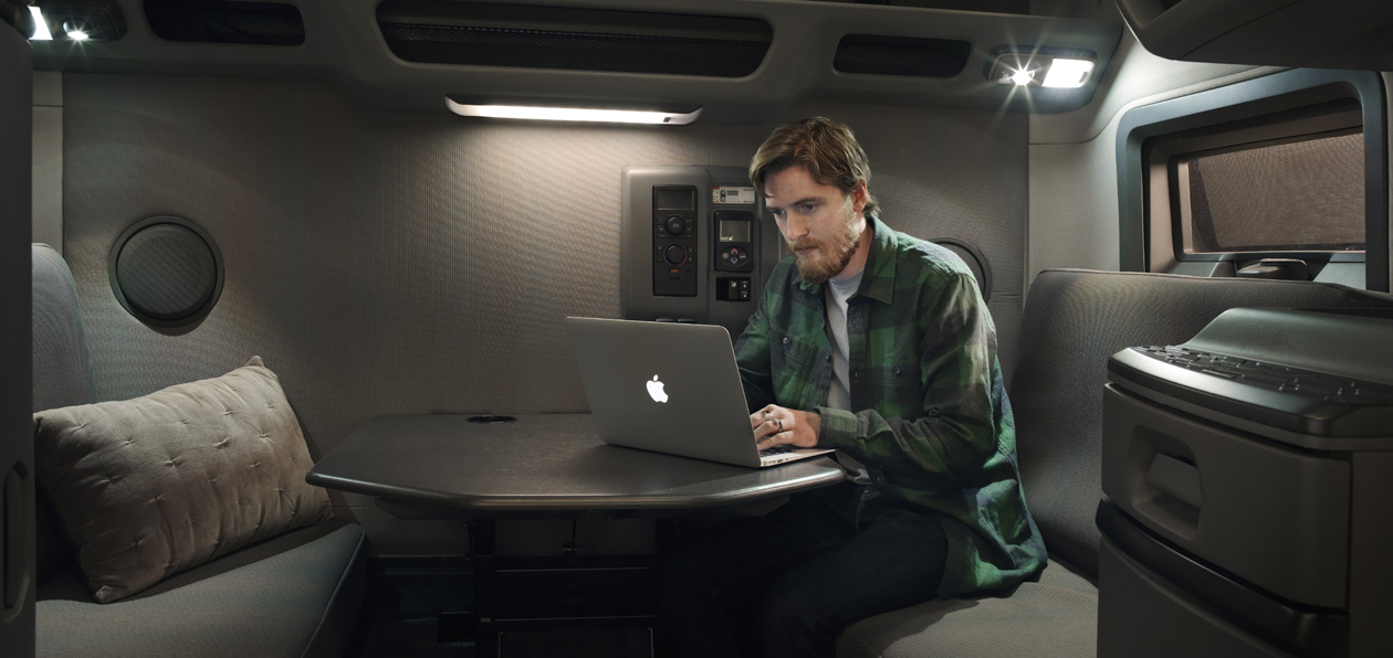 Volvo Trucks предложила для дальнобойщиков офисное место в кабине