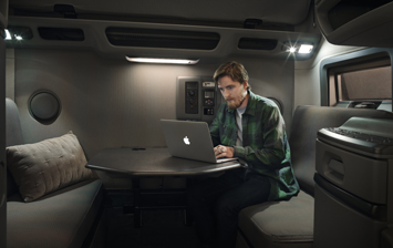 Volvo Trucks предложила для дальнобойщиков офисное место в кабине