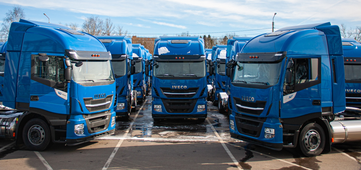 Iveco поставила российскому перевозчику 50 газовых грузовиков