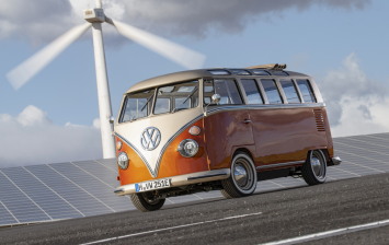Volkswagen электрифицировал классический вэн T1