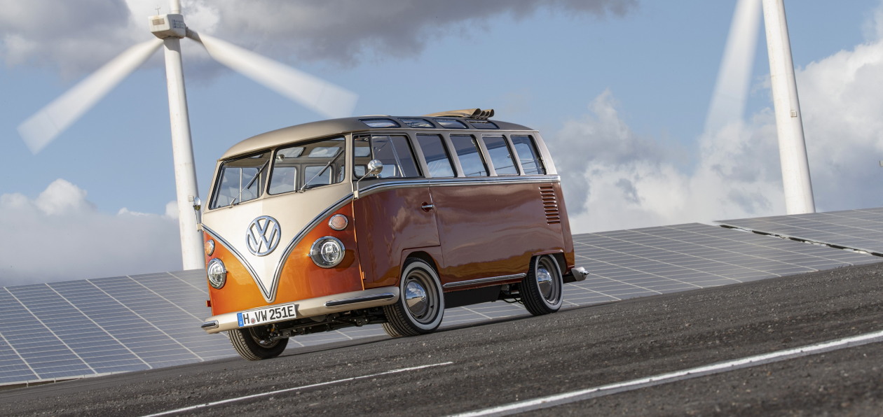 Volkswagen электрифицировал классический вэн T1