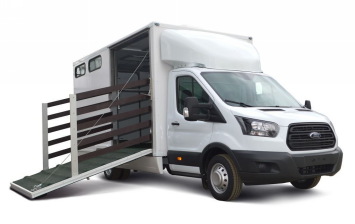 Ford переоборудовал Transit в фургон для перевозки лошадей