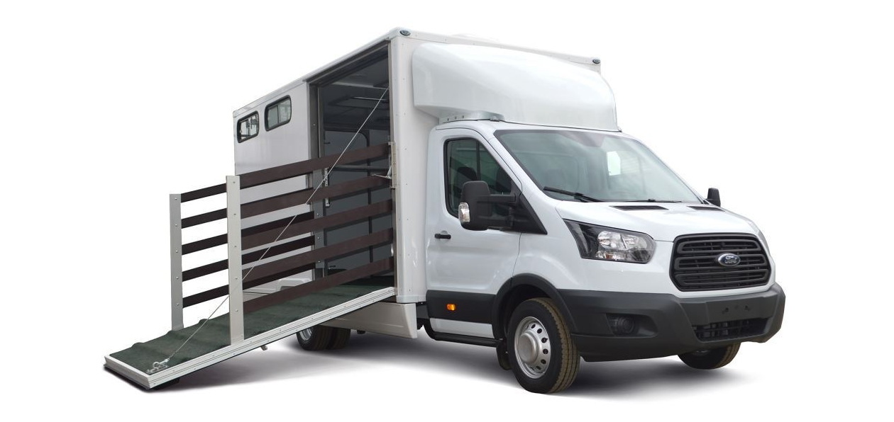 Ford переоборудовал Transit в фургон для перевозки лошадей