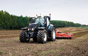 Трактор Valtra поехал на дистанционном управлении