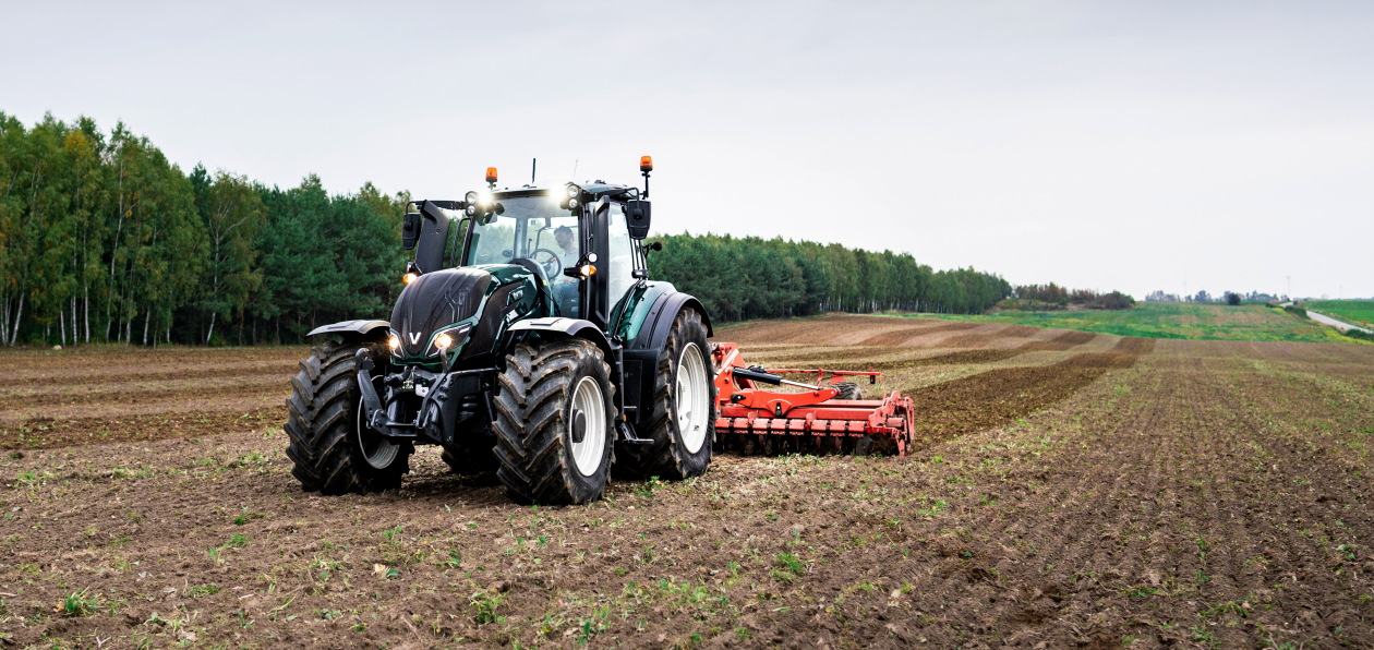 Трактор Valtra поехал на дистанционном управлении