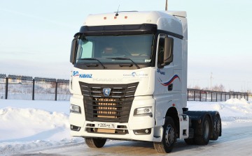 КАМАЗ показал шестиколесный седельный тягач в Калининграде