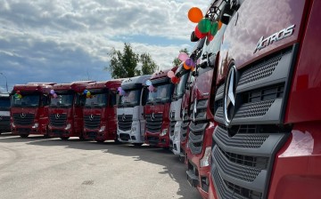 Mercedes-Benz передал партию экологичных тягачей Actros компании из России