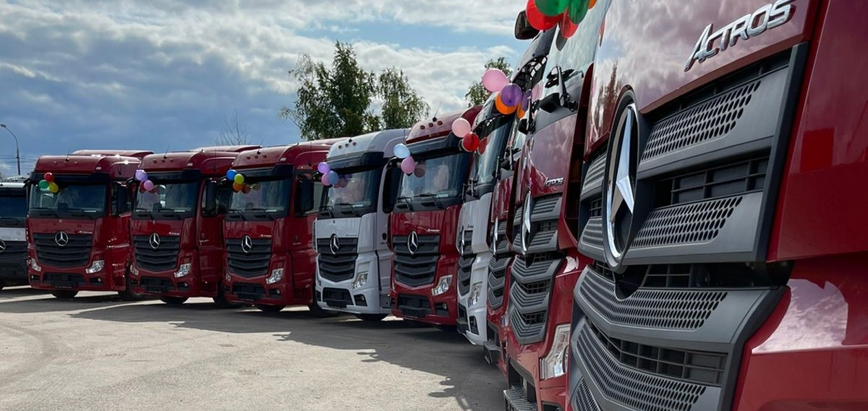 Mercedes-Benz передал партию экологичных тягачей Actros компании из России