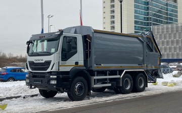 Новый мусоровоз на базе шасси Iveco Trakker показали в Санкт-Петербурге
