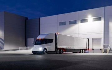 Первые cерийные грузовики Tesla будут возить газировку