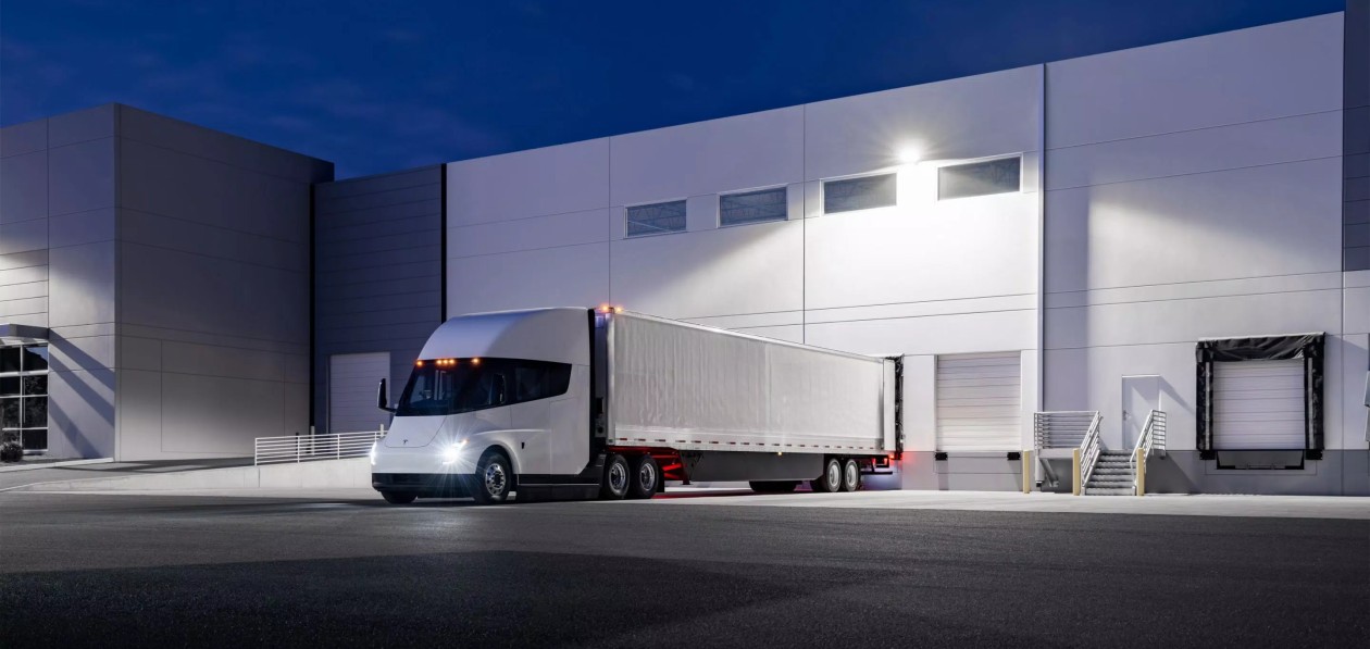 Первые cерийные грузовики Tesla будут возить газировку