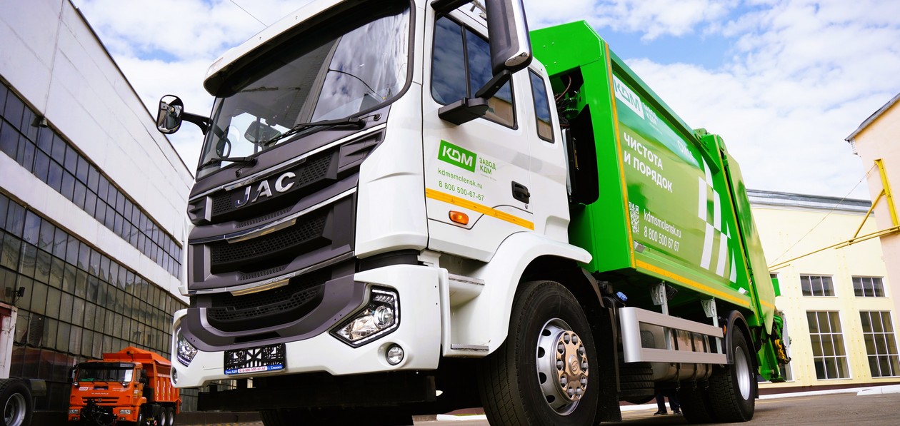 «Завод КДМ» начал выпускать мусоровозы с лебедкой