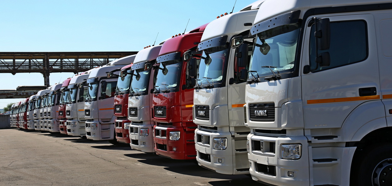 В августе продажи новых грузовиков упали на треть