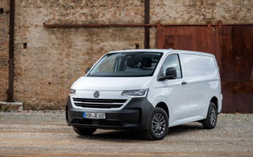 Новые Volkswagen Transporter и Caravelle едут к первым заказчикам