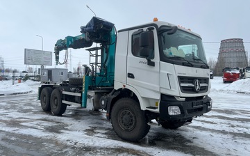 Представлен новый седельный тягач Beiben с КМУ и буровой навеской
