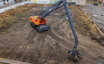 UMG разработал 40-тонный колесный перегружатель