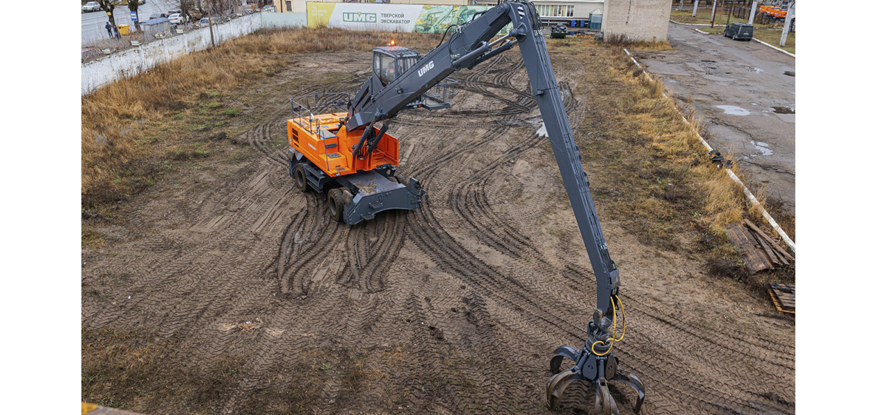 UMG разработал 40-тонный колесный перегружатель