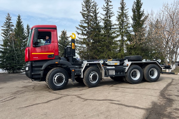 Представлен новый крюковой погрузчик на шасси КАМАЗа
