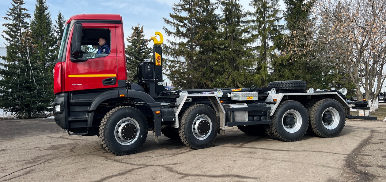 Представлен новый крюковой погрузчик на шасси КАМАЗа