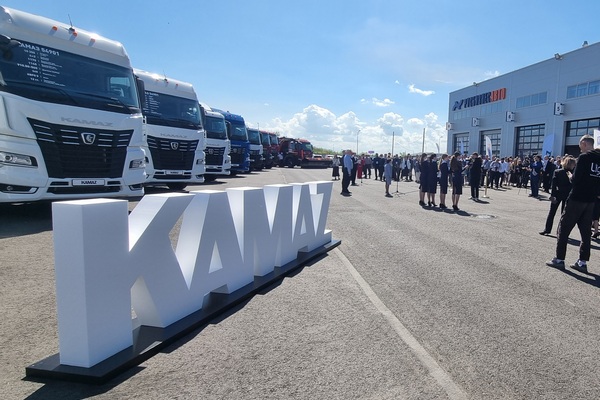 КАМАЗ открыл в Петербурге новый дилерский центр