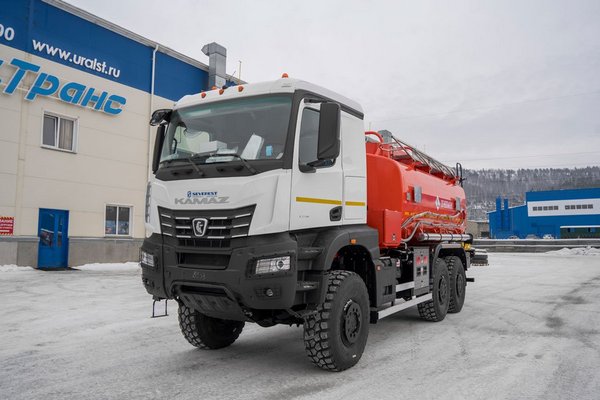 В России представили новый автотопливозаправщик на шасси КАМАЗа