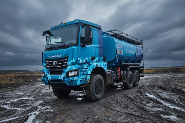 Представлен новый автотопливозаправщик на шасси КАМАЗа
