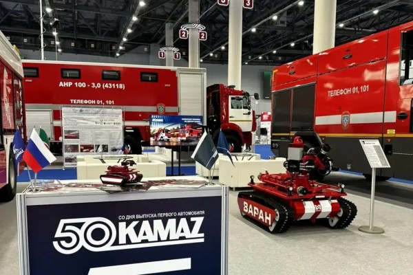 КАМАЗ показал пожарного робота ВАРАН ПЛ-30 в Казани
