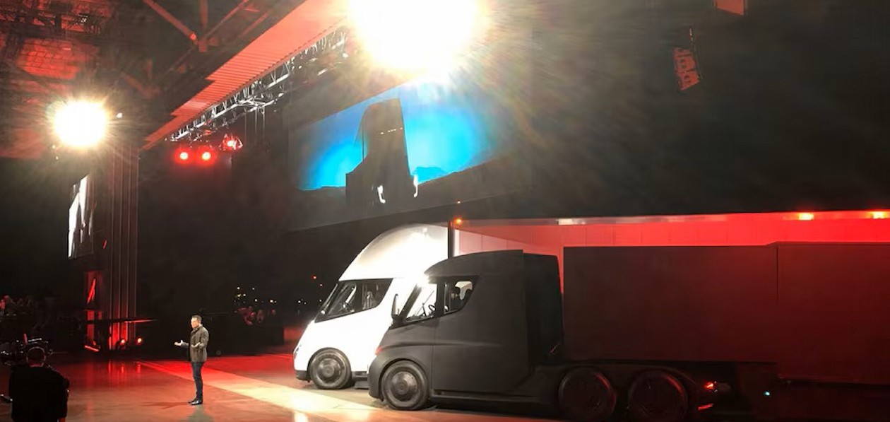 Tesla начала поставки электрических грузовиков Semi