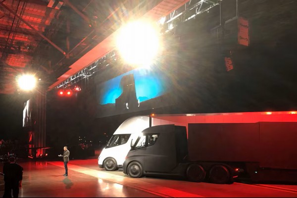 Tesla начала поставки электрических грузовиков Semi