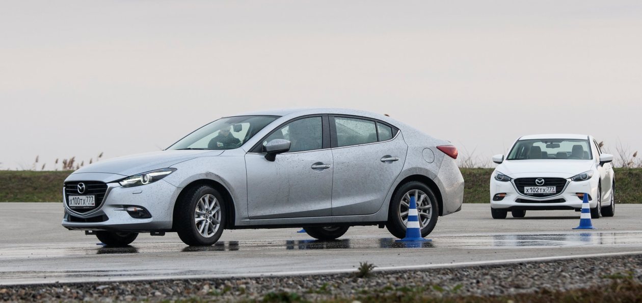 Змейка, таран и уход от погони: проверяем навыки спецподготовки на Mazda3 и Mazda6
