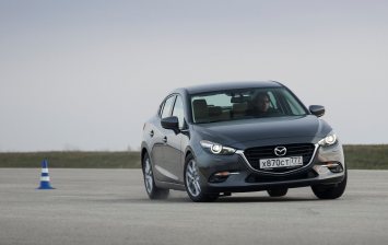Змейка, таран и уход от погони: проверяем навыки спецподготовки на Mazda3 и Mazda6