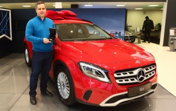 Официальный дилер Mercedes-Benz и сеть АЗС Лукойл разыграли в Петербурге кроссовер GLA