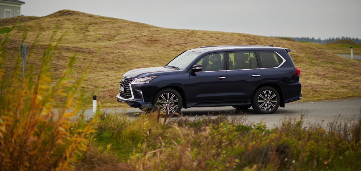 Внедорожник на поле для гольфа: провожаем на почетную пенсию Lexus LX570 и ждем преемника