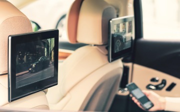 Bentley представила новую систему развлечения для задних пассажиров